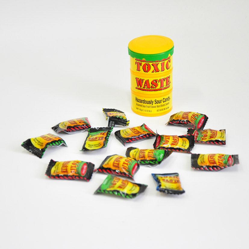 Сколько стоит токсик. Toxic waste конфеты. Кислые конфеты Токсик Вейст. Леденцы Toxic waste Yellow. Токсик Вейст самые кислые конфеты в мире.