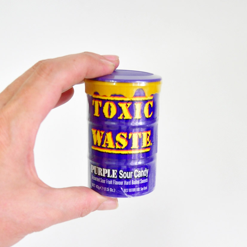 Сколько стоит токсик. Toxic waste конфеты. Кислые конфеты. Самые кислые конфеты. Фиолетовый Токсик Вейст.